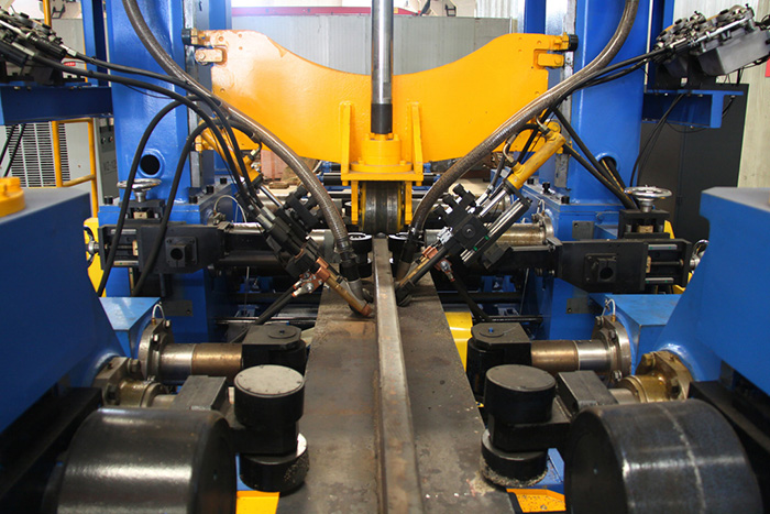 H型鋼組焊矯一體機與傳統(tǒng)H型鋼設(shè)備相比有何優(yōu)勢