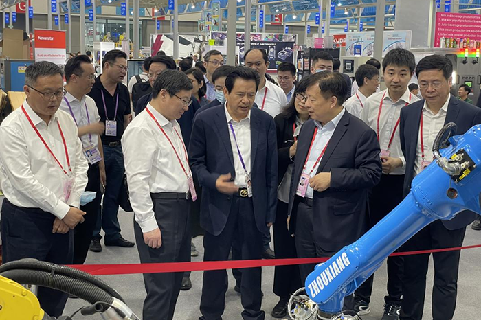 方偉副省長(zhǎng)調(diào)研廣交會(huì)無錫企業(yè)