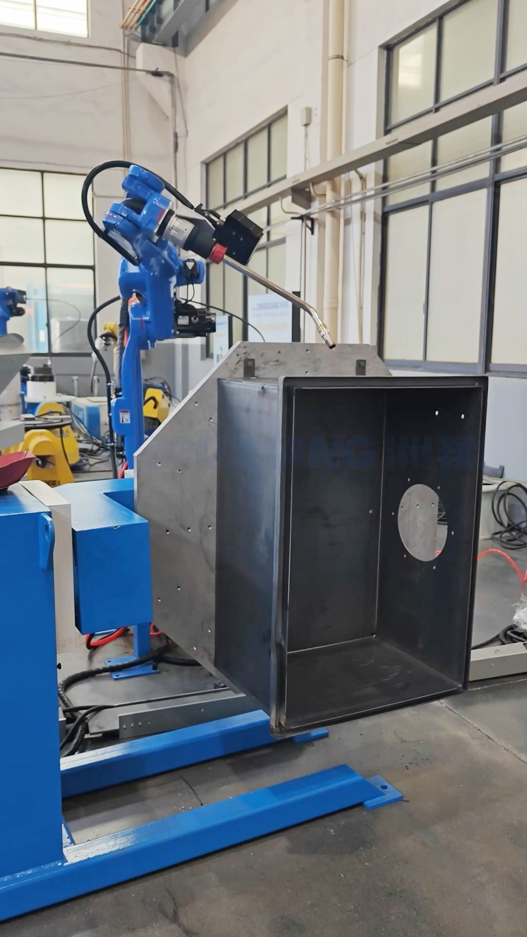 智能機器人變位機聯(lián)動焊接